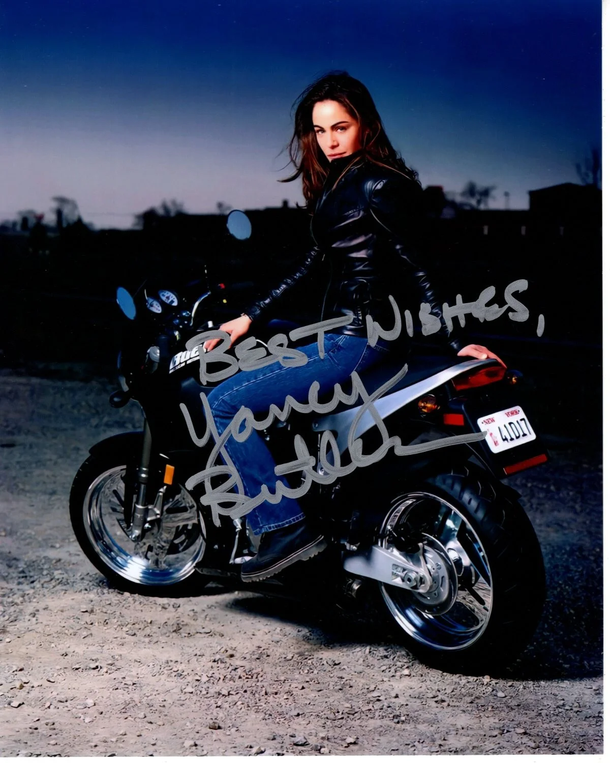 Yancy Butler — YANCY BUTLER Signed 8x10 WITCHBLADE SARA PEZ PEZINNI Photo w/ Hologram COA