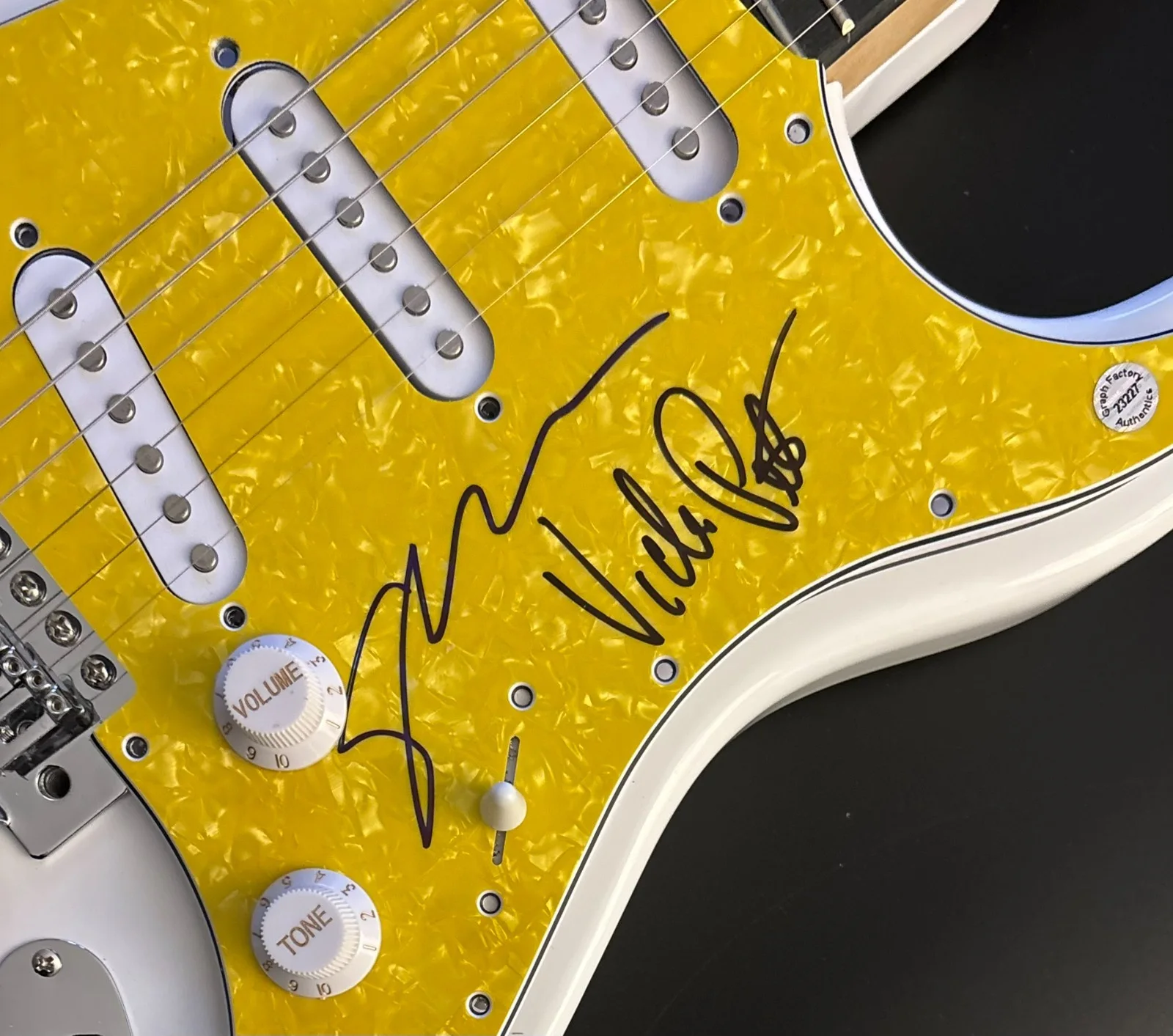 GFA Susanna Hoffs & Vicki Peterson * THE BANGLES * Signed Electric Guitar COA, image 5