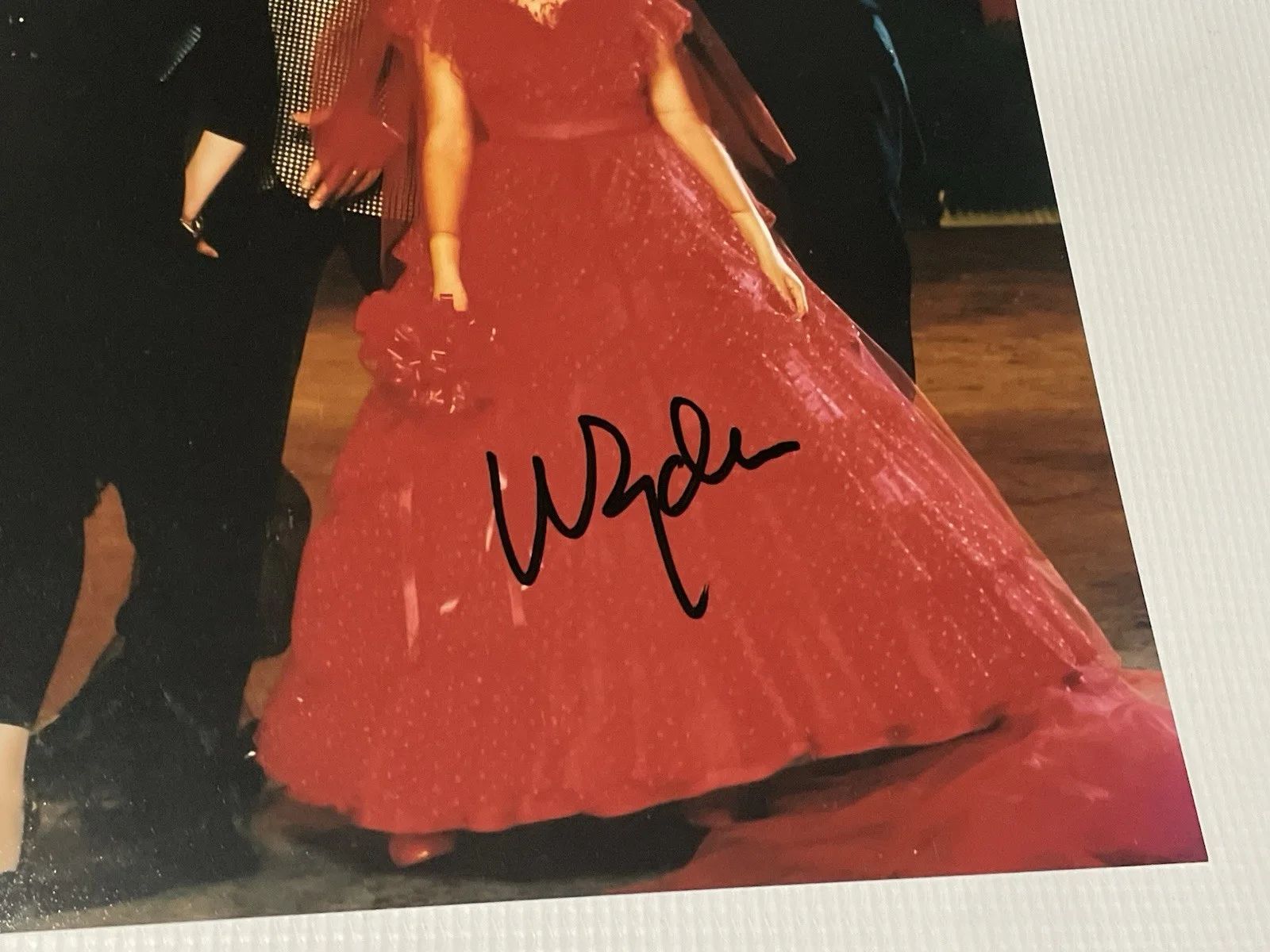 Winona Ryder — Winona Ryder Signed Autographed 11x14 Beetlejuice Photo SWAU, image 3