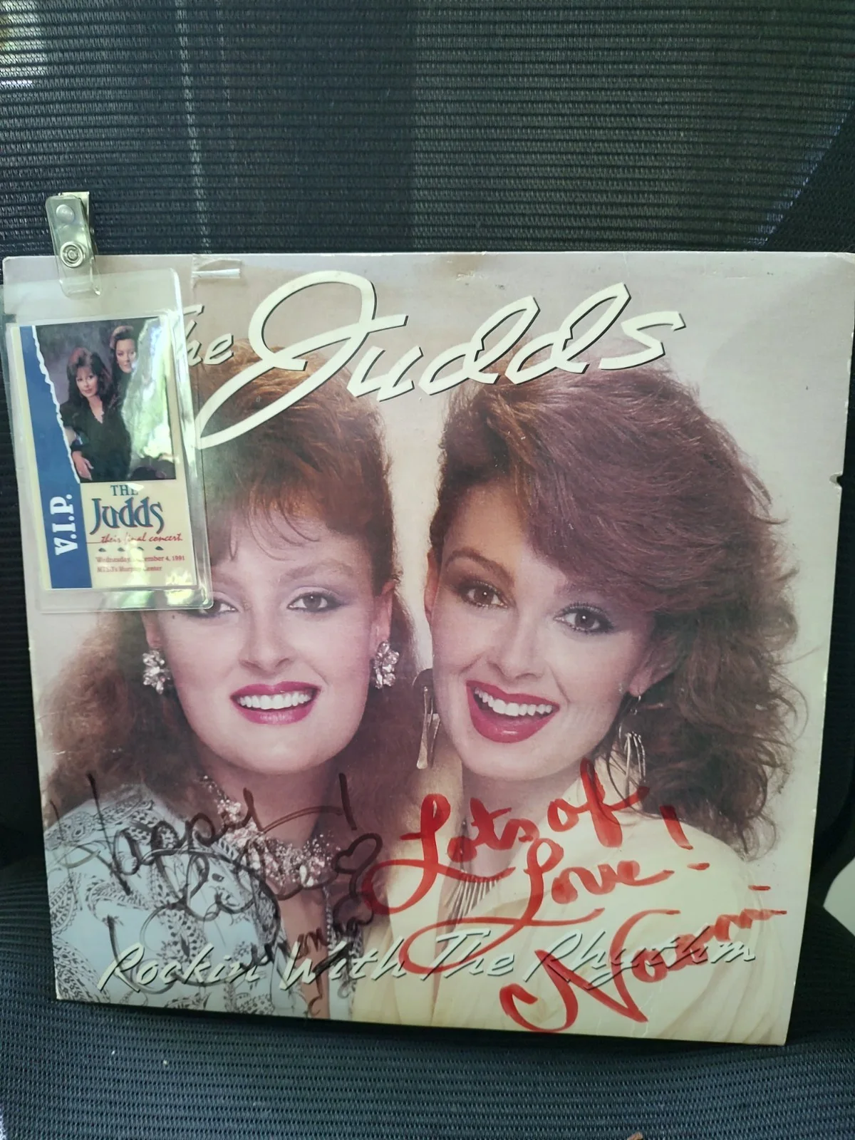Naomi Judd, Wynonna Judd — JUDDS VINYL AUTOGRAPH ALBUM THE JUDDS ROCKIN WITH THE RHYTHM OF THE RAIN