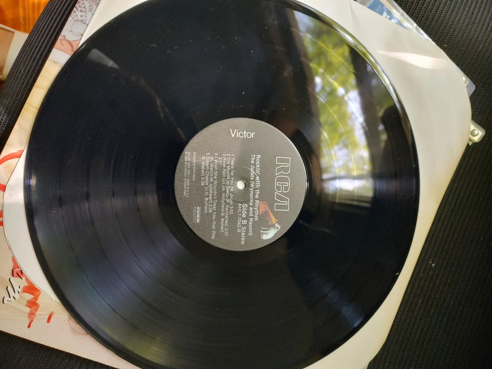 Naomi Judd, Wynonna Judd — JUDDS VINYL AUTOGRAPH ALBUM THE JUDDS ROCKIN WITH THE RHYTHM OF THE RAIN, изображение 2