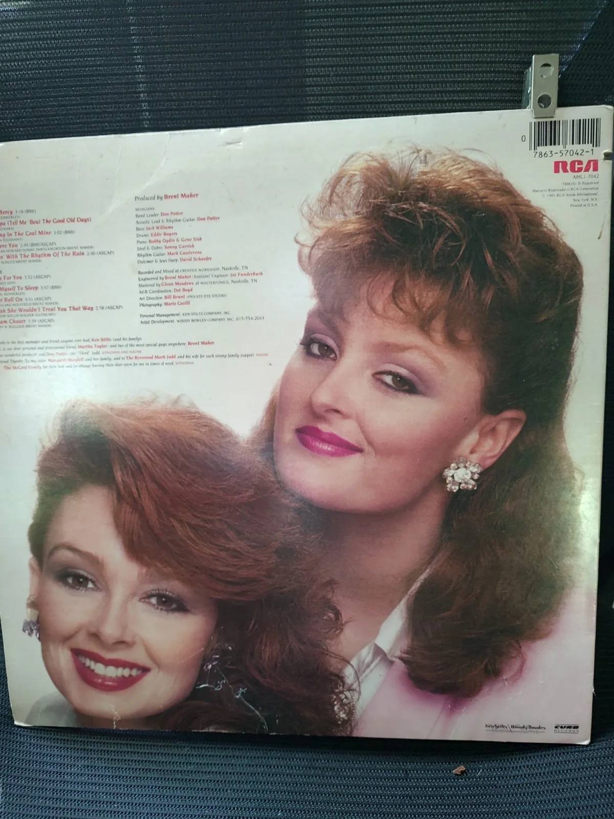 Naomi Judd, Wynonna Judd — JUDDS VINYL AUTOGRAPH ALBUM THE JUDDS ROCKIN WITH THE RHYTHM OF THE RAIN, изображение 3