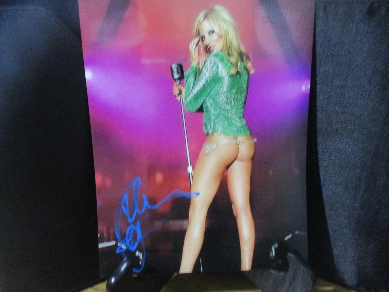 DEBBIE (DEBRA) GIBSON AUTHENTIC AUTOGRAPHED/SIGNED 8X10 PHOTO (BUTT PHOTO), изображение 2