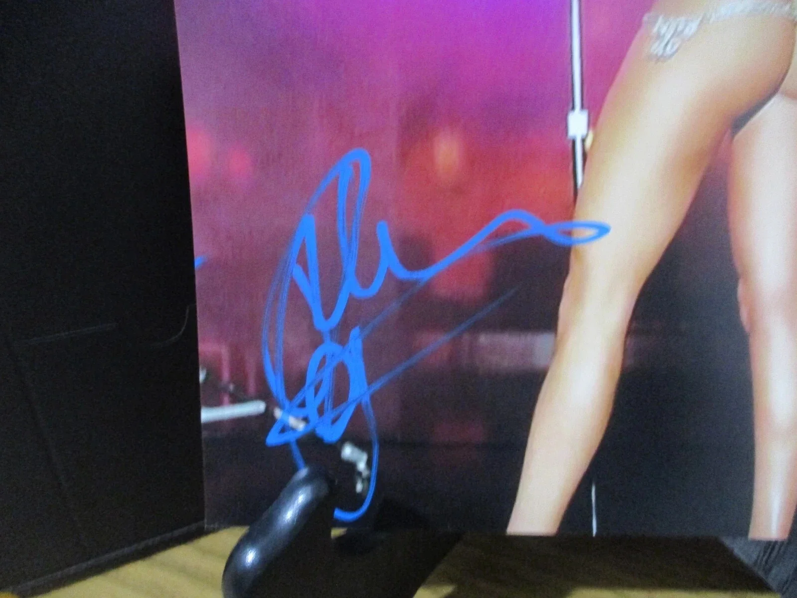 DEBBIE (DEBRA) GIBSON AUTHENTIC AUTOGRAPHED/SIGNED 8X10 PHOTO (BUTT PHOTO), изображение 3