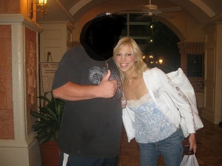 DEBBIE (DEBRA) GIBSON AUTHENTIC AUTOGRAPHED/SIGNED 8X10 PHOTO (BUTT PHOTO), изображение 4