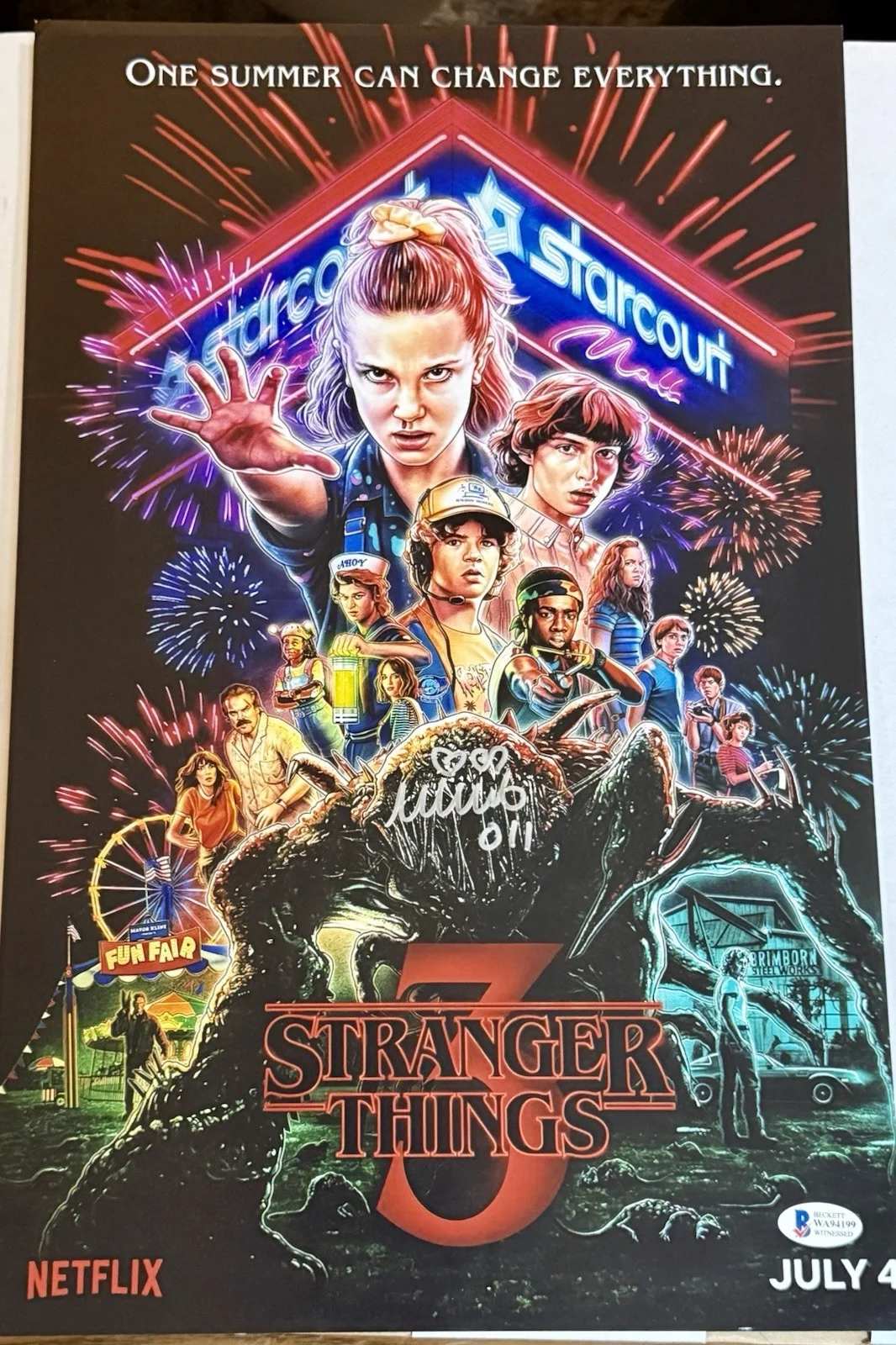 Millie Bobby Brown — Millie Bobbie Brown Signed 11x17 Photo Stranger Things Beckett Witnessed, изображение 2