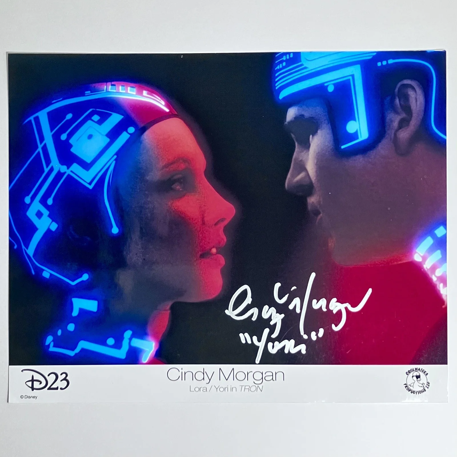 Cindy Morgan — TRON Signed 8x10 / CINDY MORGAN (1951-2023) as Yori / OFFICIAL D23 Disney Photo, изображение 2