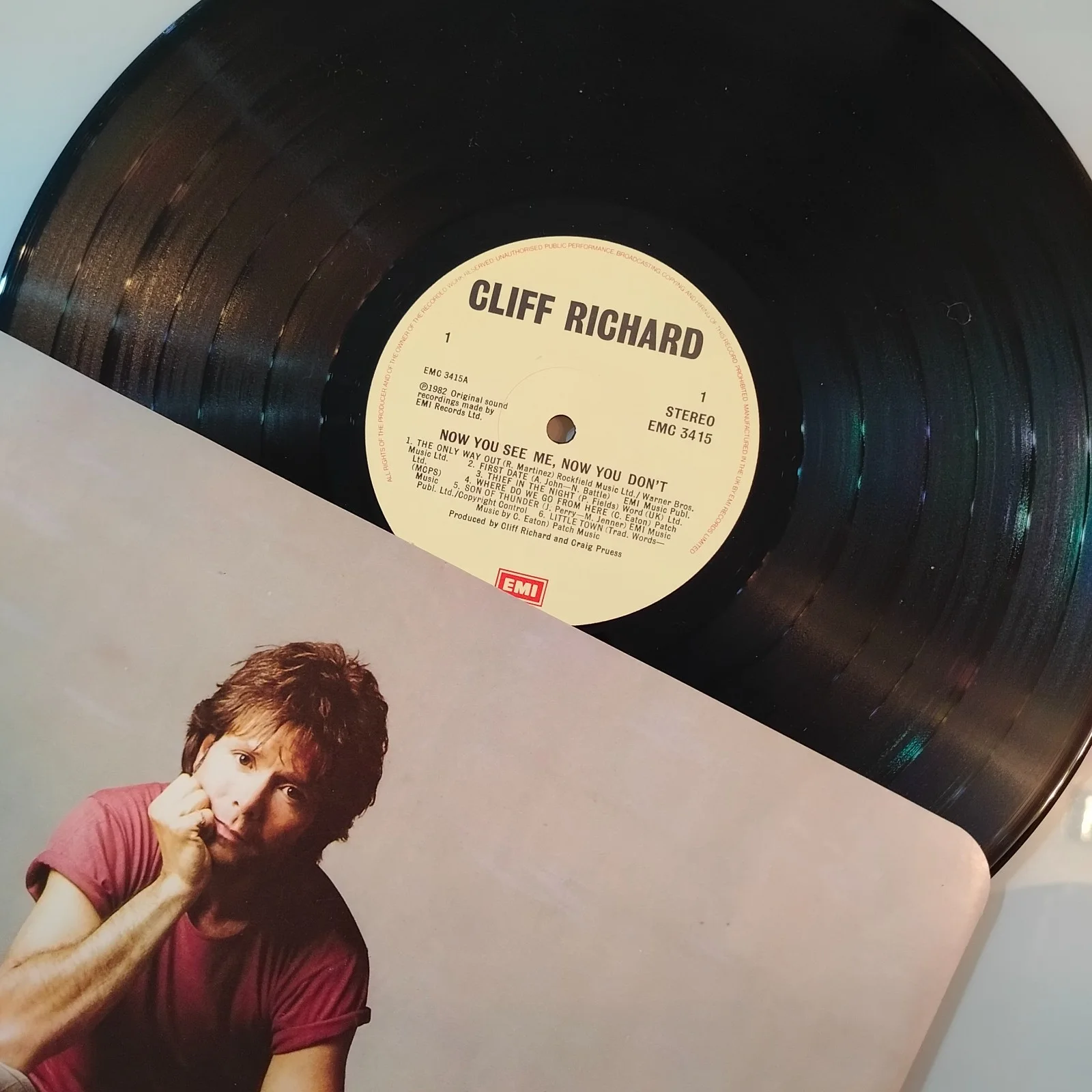 Cliff Richard Signed Now You See Me, Now You Don’t Album Cover + COA, изображение 4