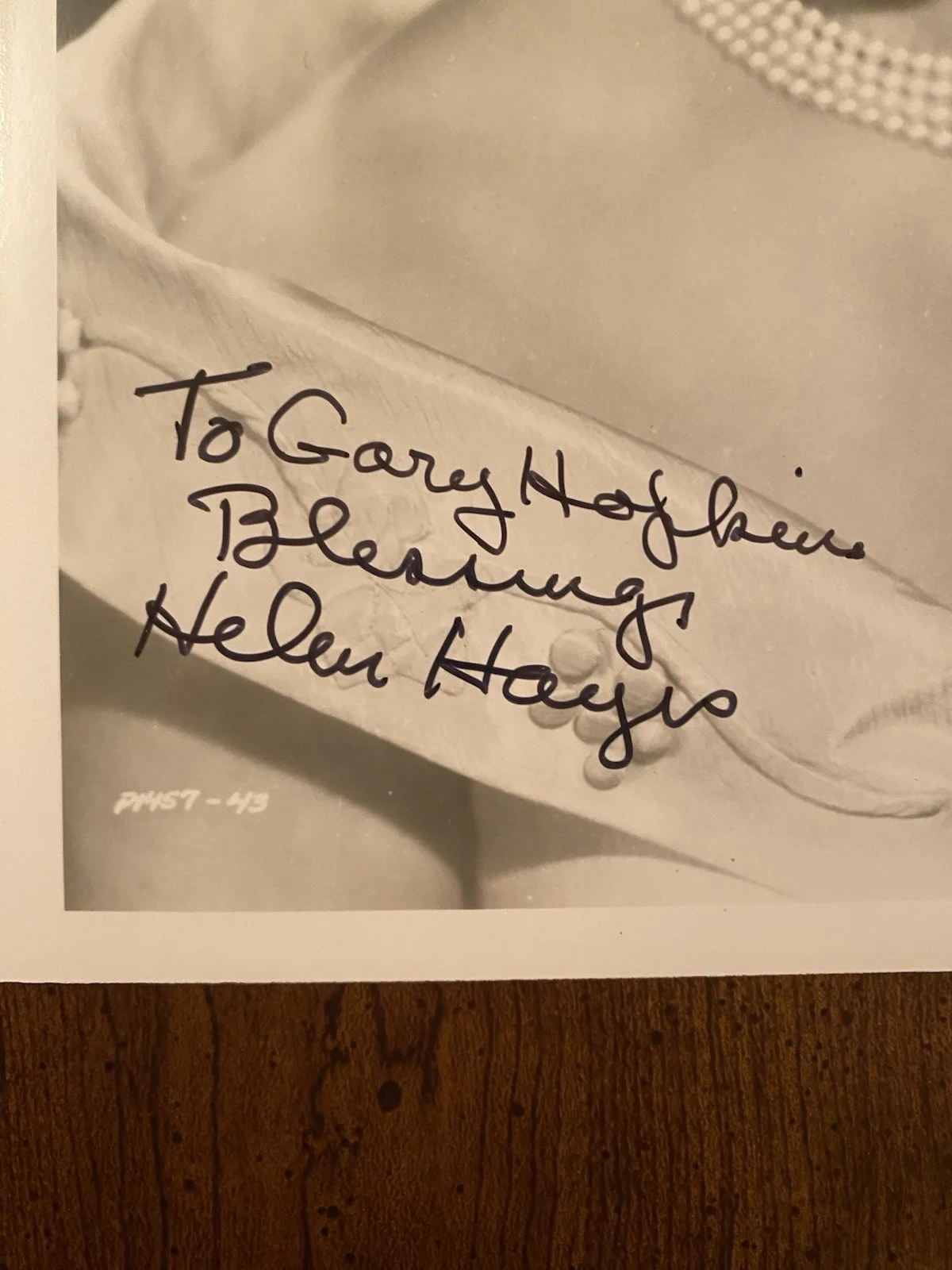 Helen Hayes — Helen Hayes Signed Autographed Photo With COA Candleshoe Herbie Rides Again, изображение 2