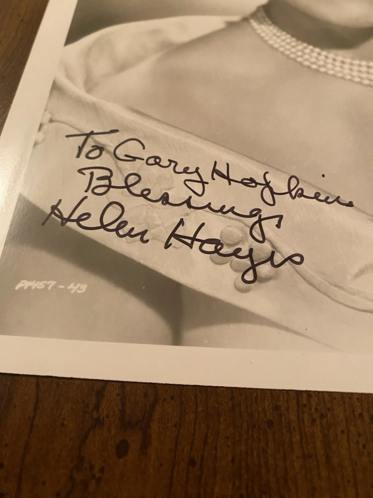 Helen Hayes — Helen Hayes Signed Autographed Photo With COA Candleshoe Herbie Rides Again, изображение 3