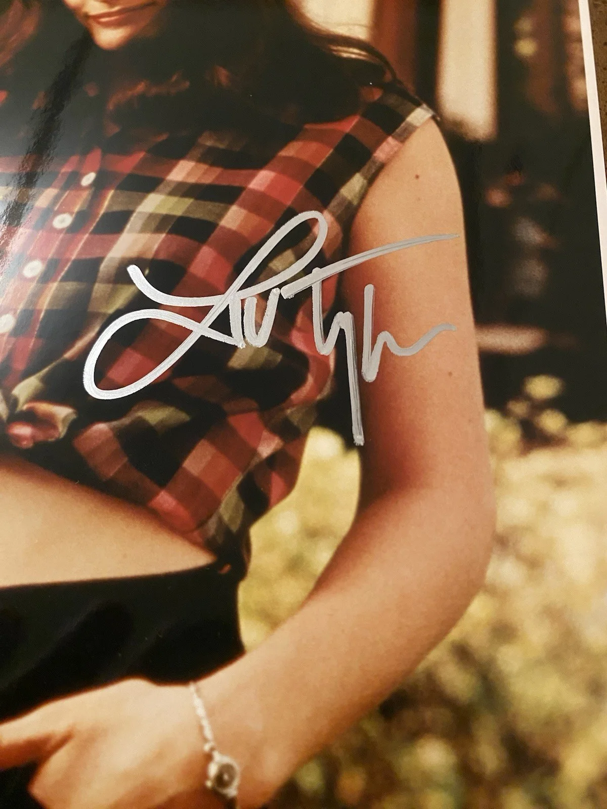 Liv Tyler — Liv Tyler Signed Autographed Photo With COA Empire Records That Thing You Do, изображение 3