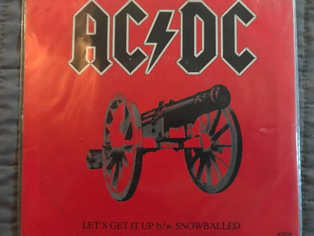 AC DC FULLY SIGNED LET'S GET IT UP 45 RECORD X5 SIGNED IN 1983 NICE SIGNATURES!!, image 2