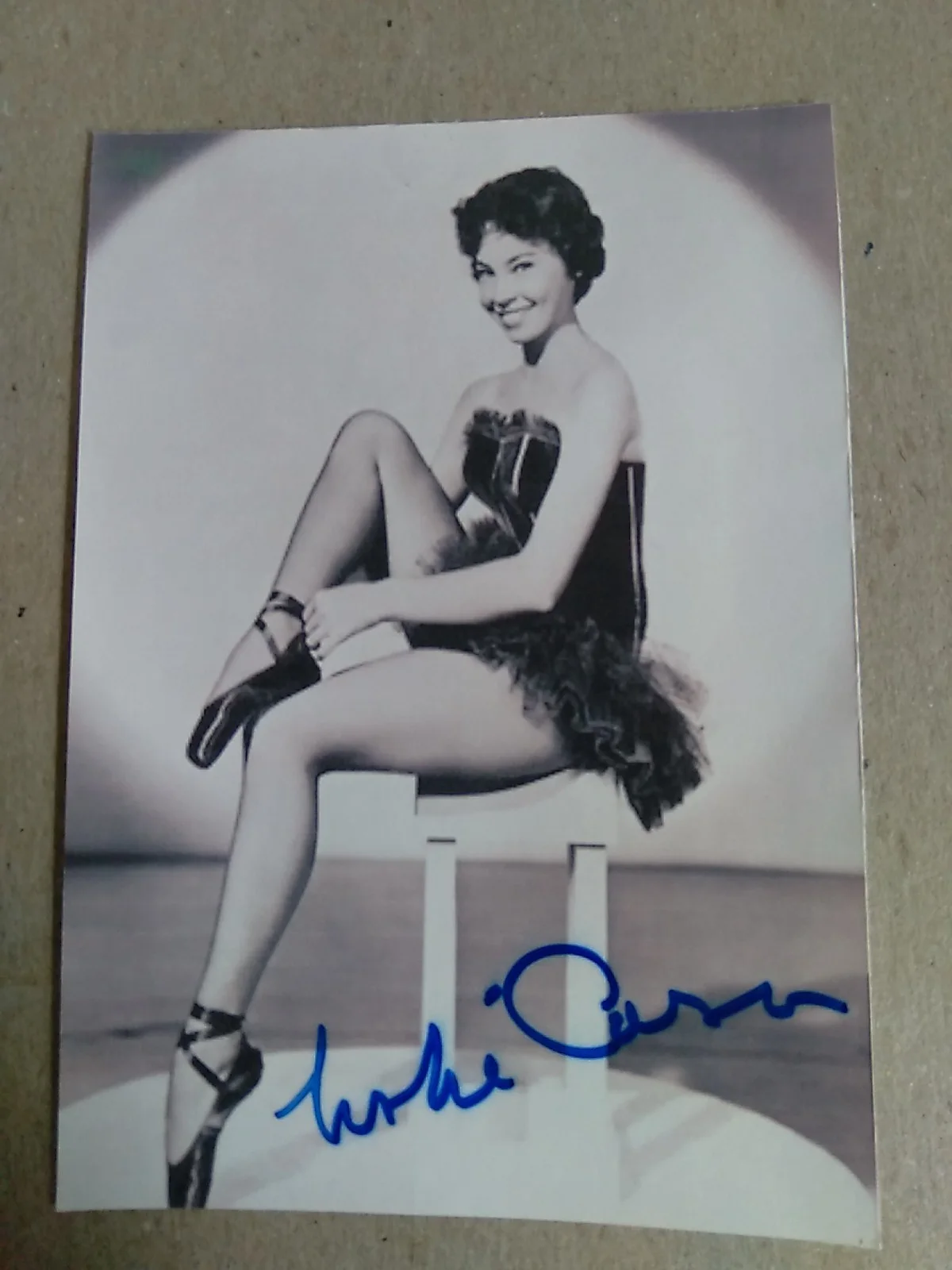 Leslie Caron French Dancer And Actress Signed Autograph 5.5x4 B&W Photo, изображение 2