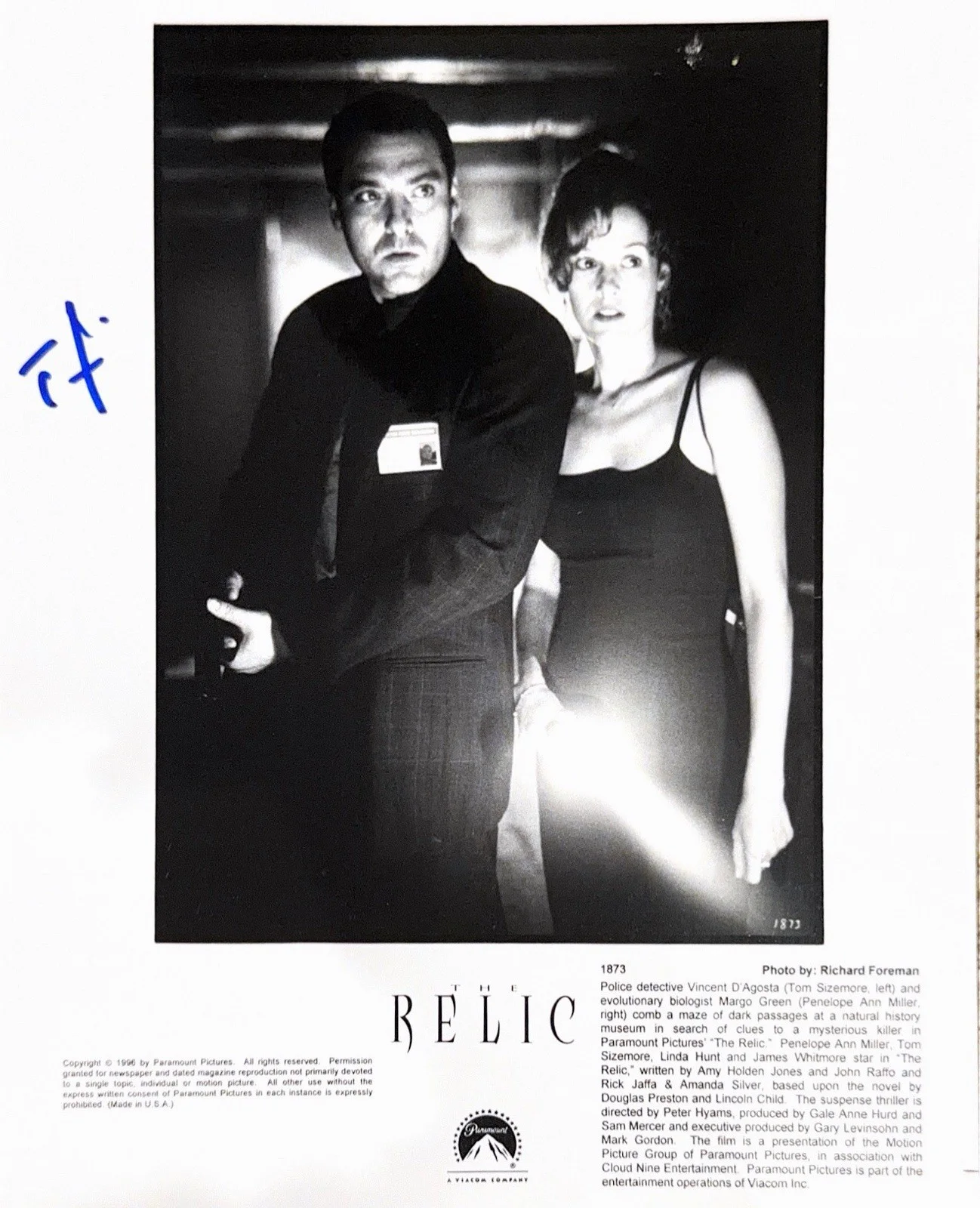 TOM SIZEMORE — ORIGINAL TOM SIZEMORE SIGNED PHOTO “THE RELIC” MOVIE AUTOGRAPH