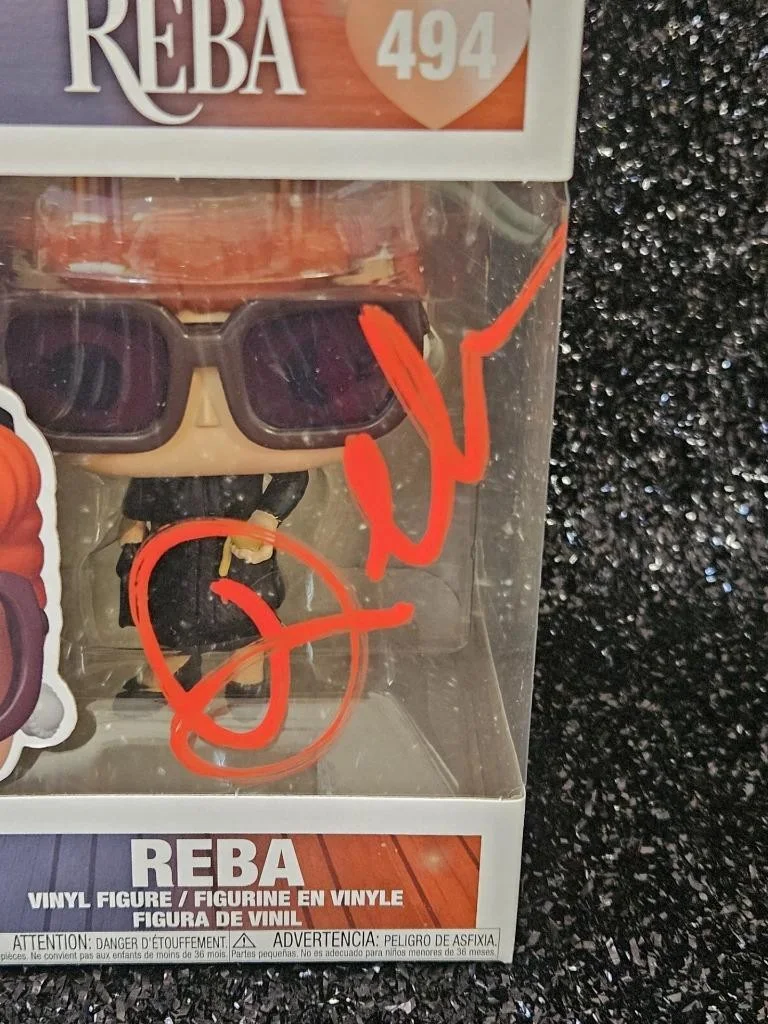 REBA MCENTIRE — REBA MCENTIRE HAND SIGNED AUTOGRAPHED FUNKO POP! REBA FIGURE SINGER STAR W/ COA, image 2