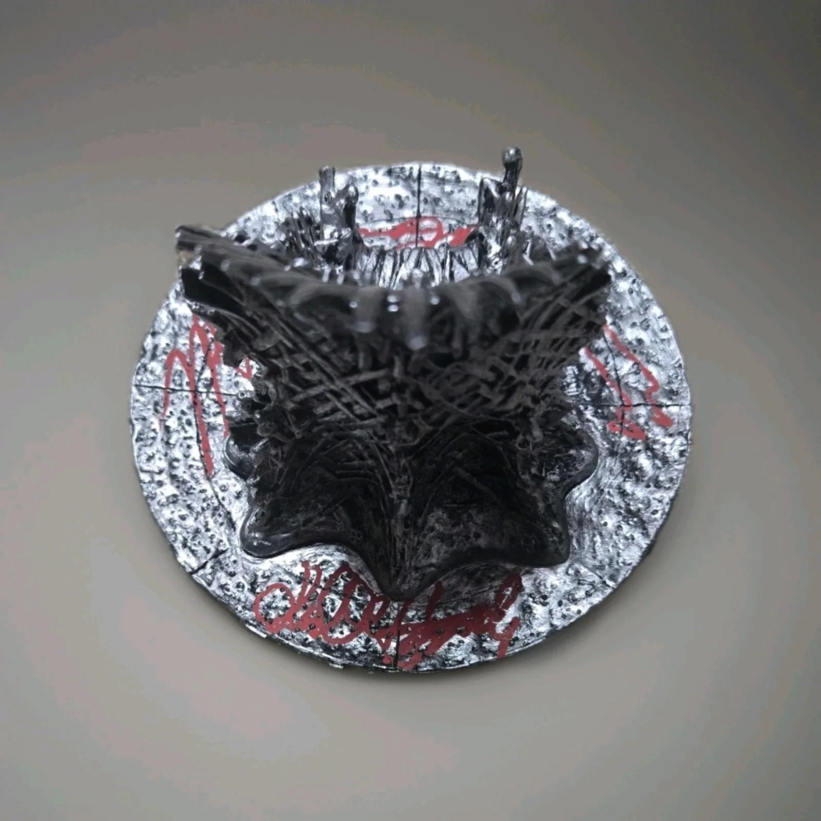 Harrington, Mamoa, Dinklage, Clarke — SIGNED Game Of Thrones Iron Throne Prop Mamoa Clarke Harrington Dinklage w COA, image 4