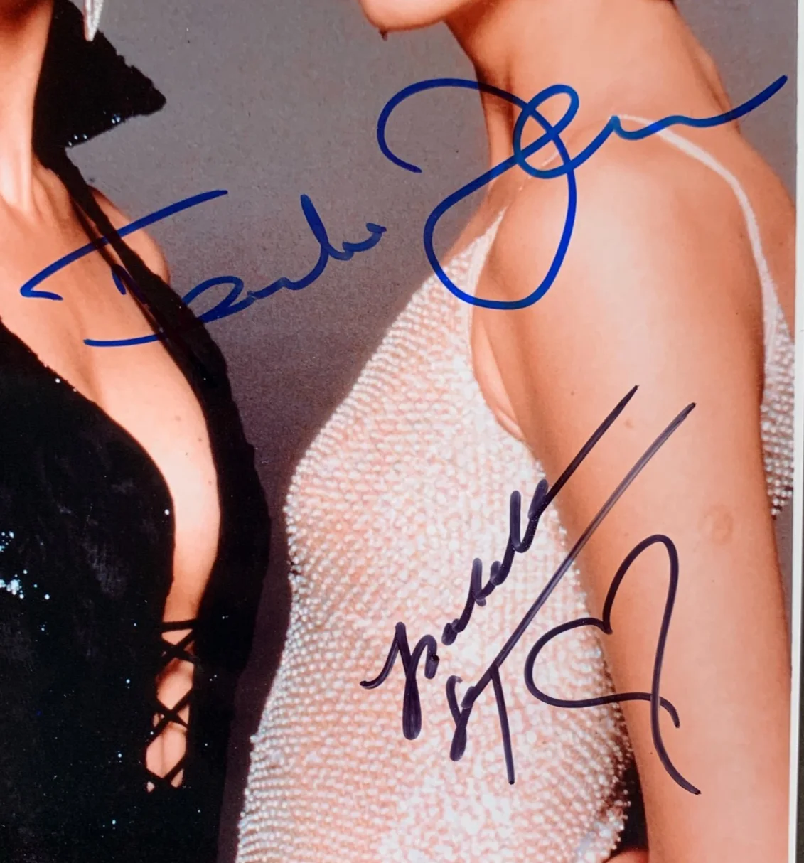 Famke Janssen, Izabella Scorupco — Famke JANSSEN & Izabella SCORUPCO signed James Bond movie Goldeneye photo COA, изображение 2