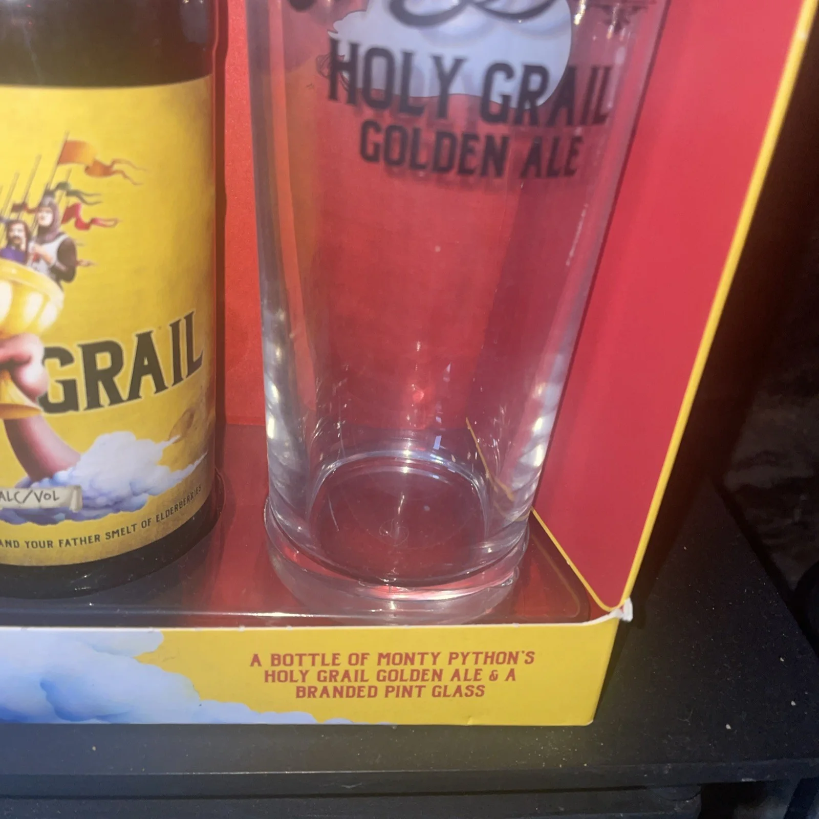 Monty Pythons Holy Grail Golden Ale Collectabl Beer Bottle Glass alcohol emptied, изображение 2