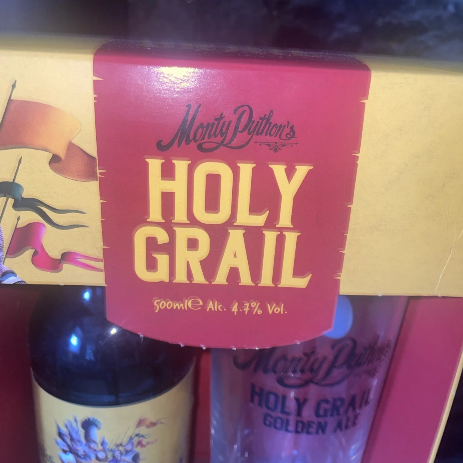 Monty Pythons Holy Grail Golden Ale Collectabl Beer Bottle Glass alcohol emptied, изображение 3