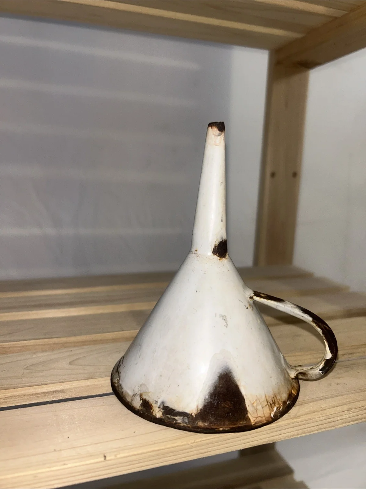 Vintage White Enamelled Small Funnel Chip Rust Decor Props Film Stage Theatre, изображение 2