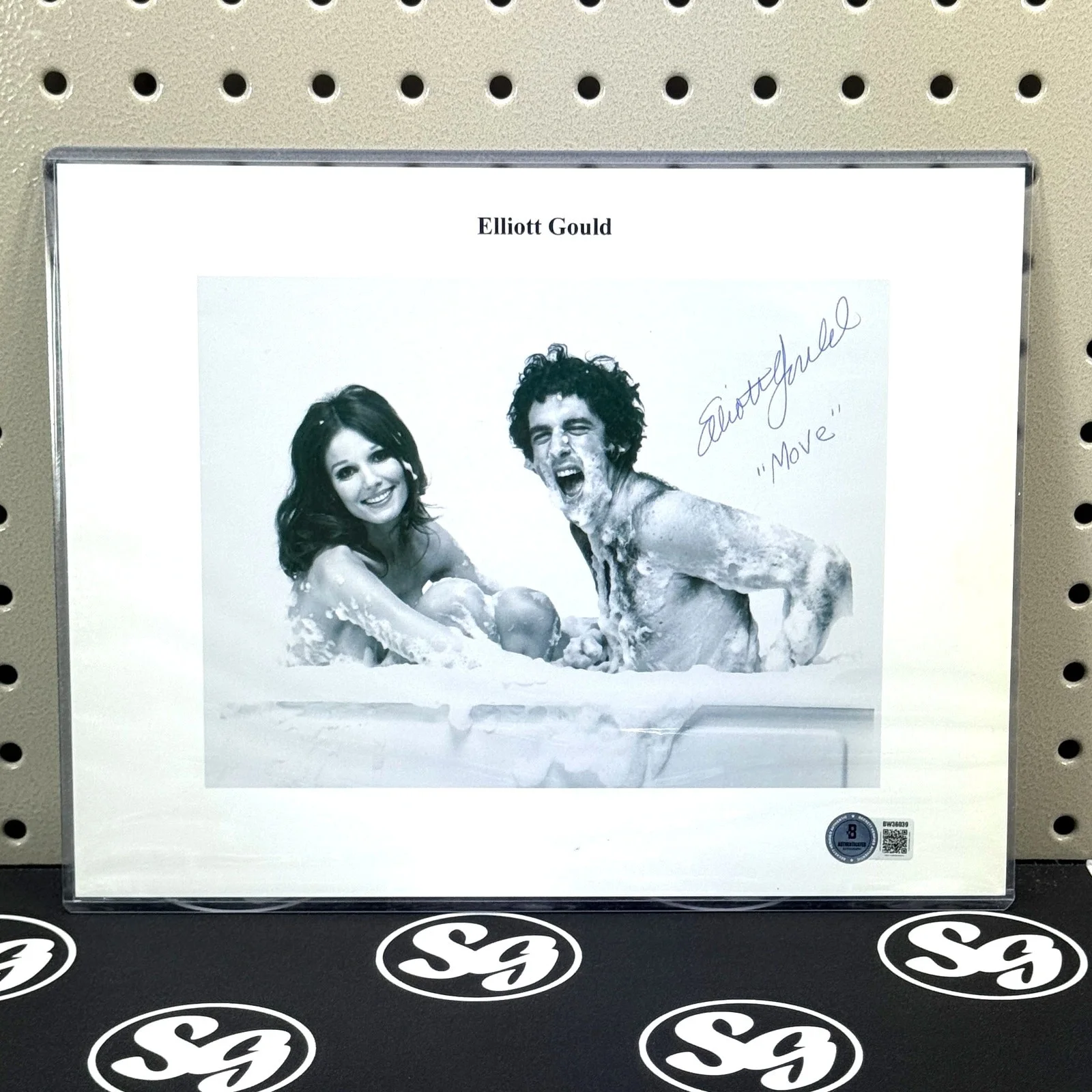 Elliott Gould — ELLIOTT GOULD Signed 8.5x11 Photo Inscribed "Move" Beckett BAS Autograph Auto