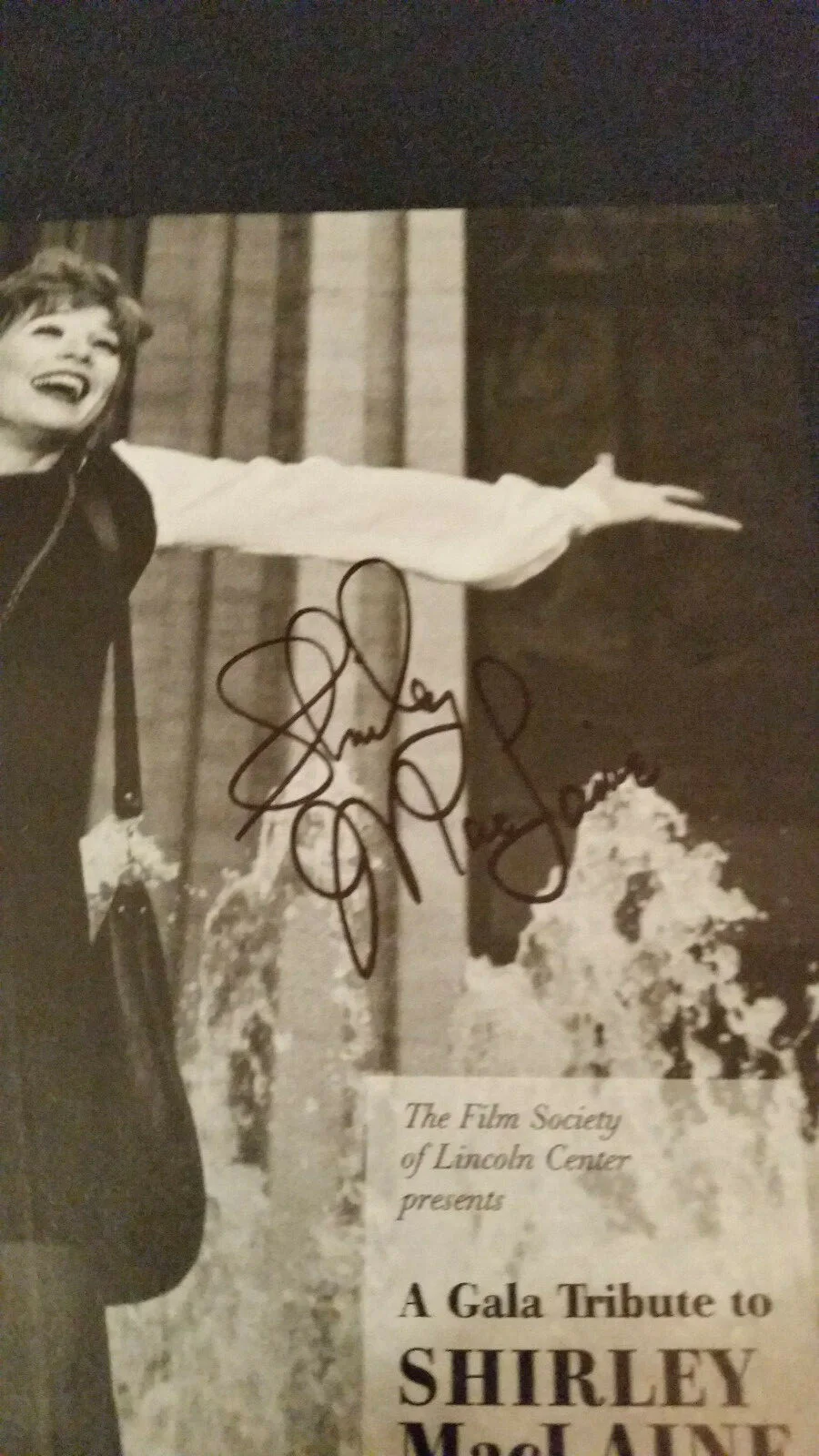 Shirley MacLaine — Shirley MacLaine Autographed Color magazine picture Guaranteed 2 Pass Actress, изображение 2