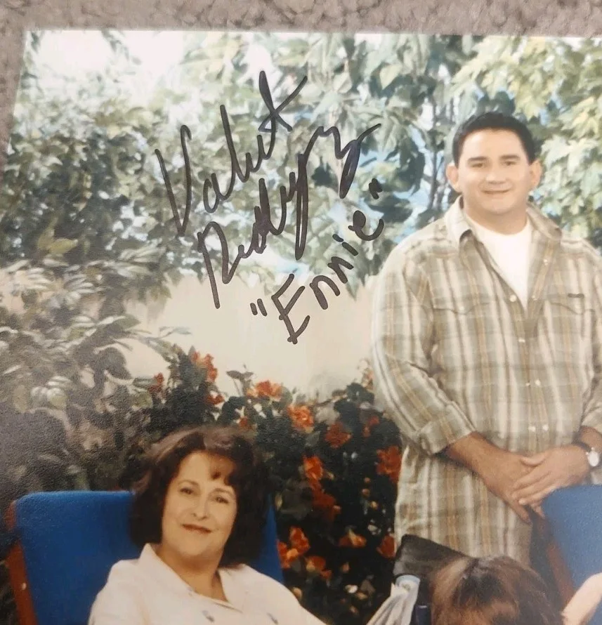 VALENTE RODRIGUEZ — VALENTE RODRIGUEZ Signed GEORGE LOPEZ SHOW 8x10 Photo Autograph World "Ernie", изображение 2
