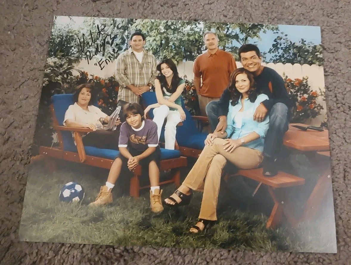 VALENTE RODRIGUEZ — VALENTE RODRIGUEZ Signed GEORGE LOPEZ SHOW 8x10 Photo Autograph World "Ernie", изображение 4