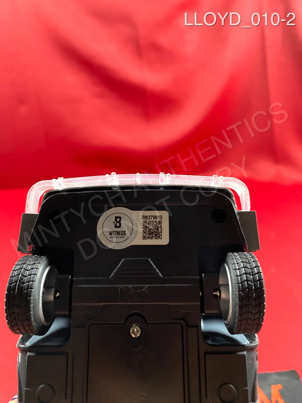Christopher Lloyd — Christopher Lloyd signed 1/24 Scale diecast Delorean Back To The Future Beckett, image 2