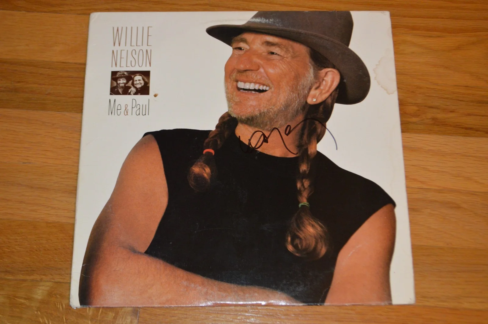Willie Nelson Autographed "Me & Paul" Vinyl LP Cover with JSA COA, изображение 2