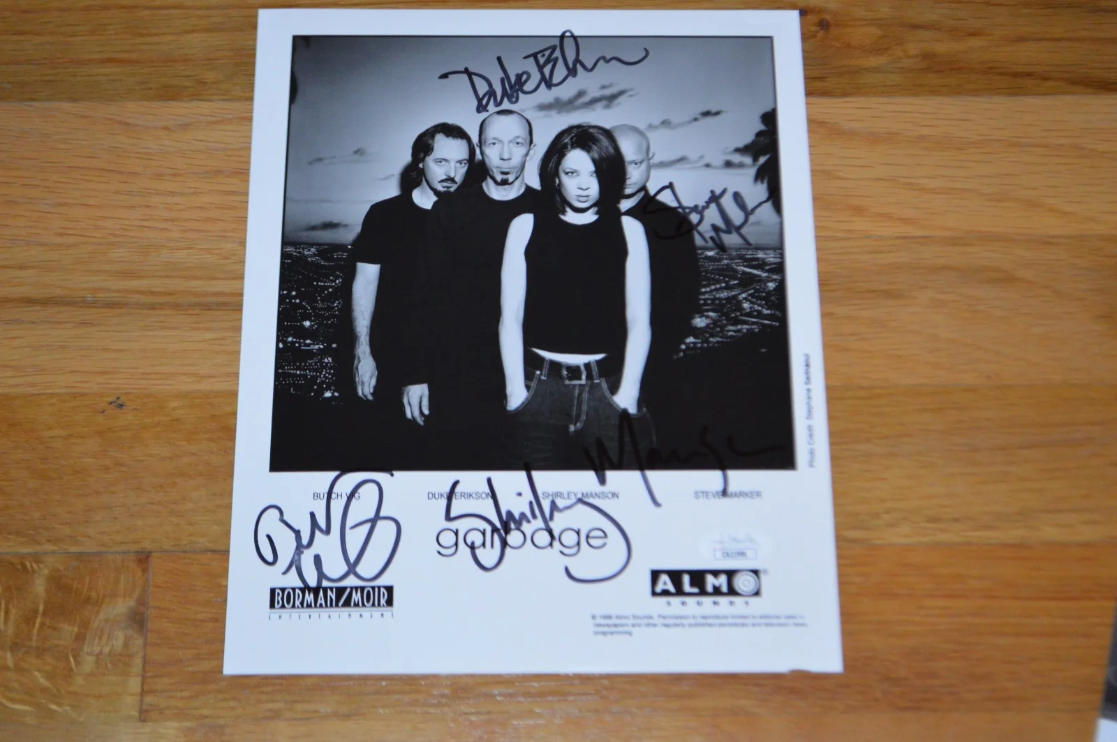 GARBAGE ~ Shirley Manson + Band Autographed 8x10 Vintage Promo Photo w/ JSA COA, изображение 2