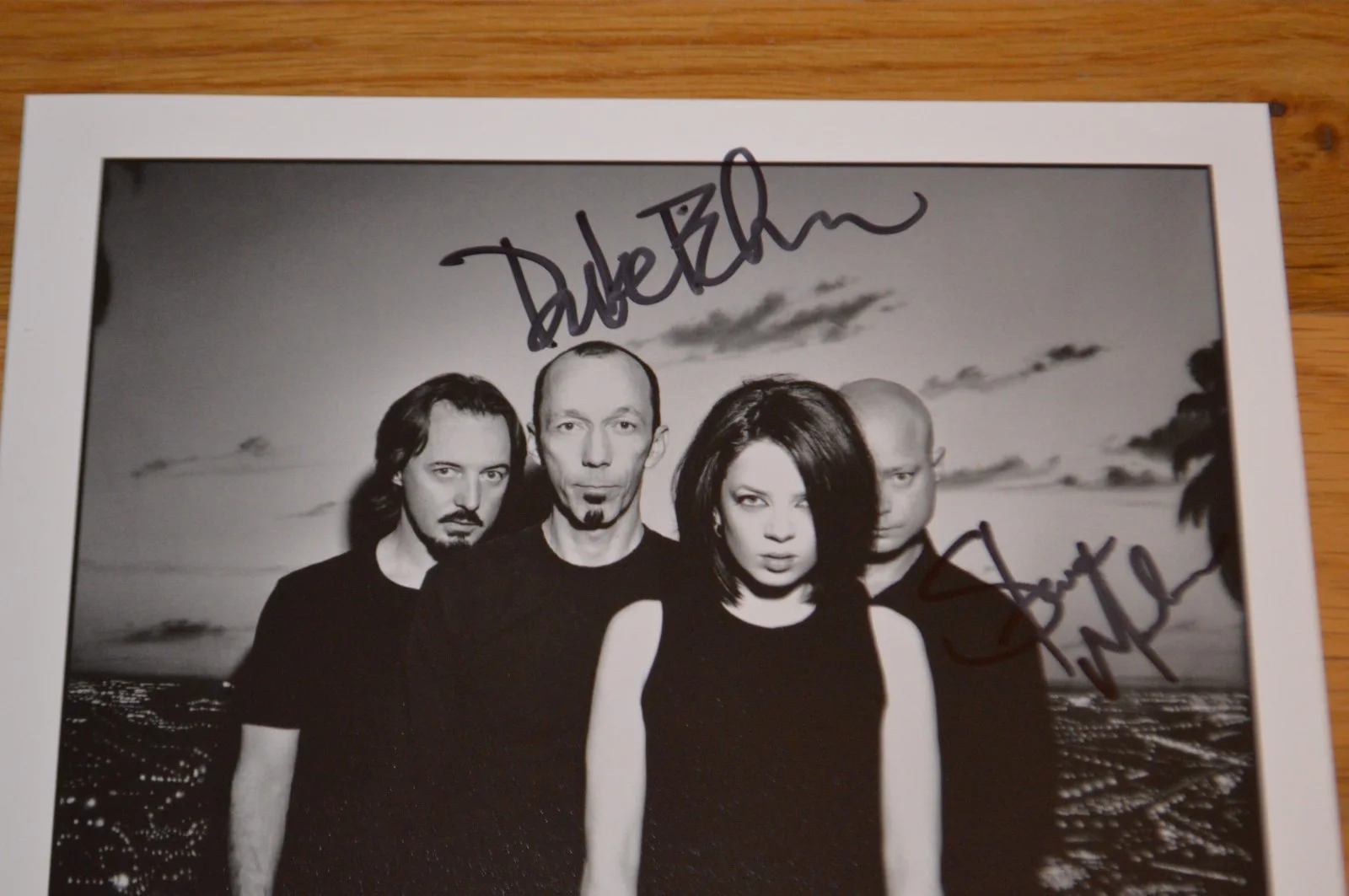 GARBAGE ~ Shirley Manson + Band Autographed 8x10 Vintage Promo Photo w/ JSA COA, изображение 4