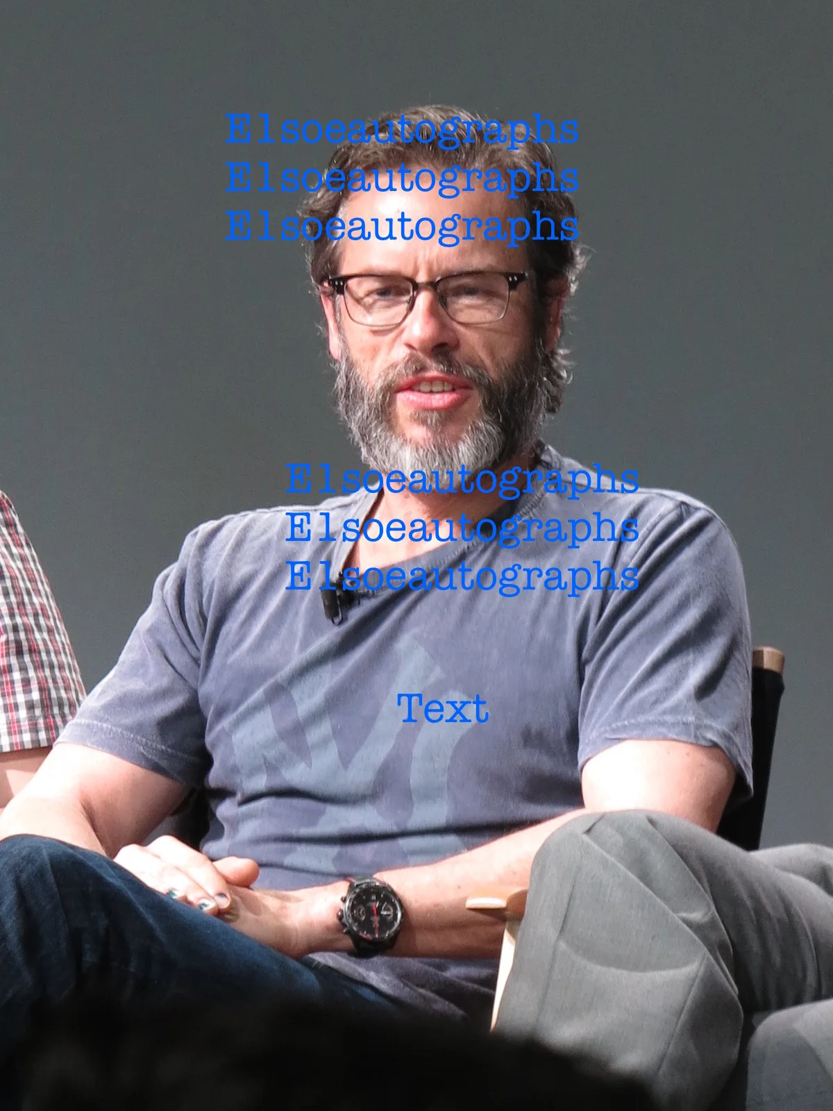 Guy Pearce — Guy Pearce signed The Rover 8X10 photo In Person. Proof - Memento, изображение 5