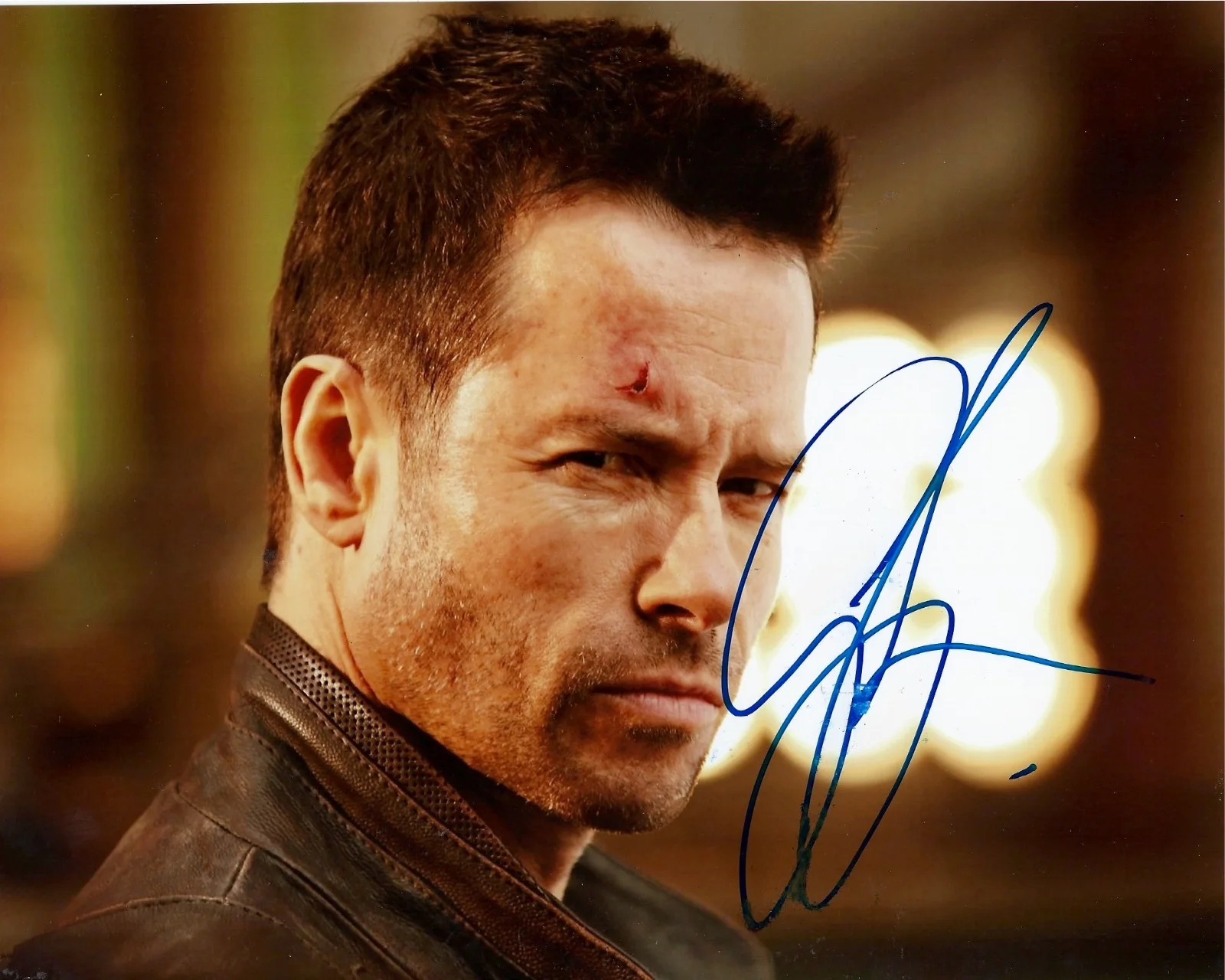Guy Pearce — Guy Pearce signed 8X10 photo In Person. Proof - Memento