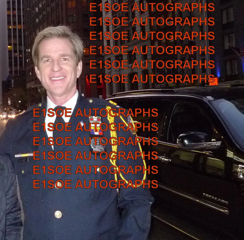 gary oldman — Gary Oldman & Matthew Modine signed Nolan' Dark Knight Rises 8X10 photo in perso, image 2