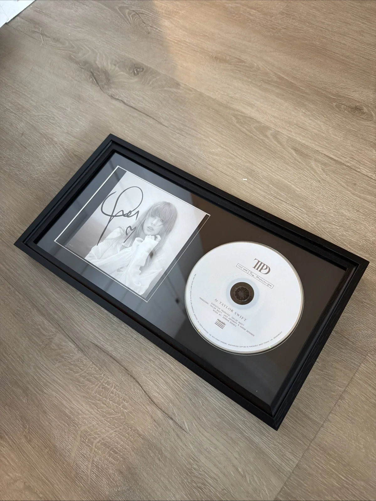TAYLOR SWIFT CD TORTURED POET DEPARTMENT WITH HEART SIGNED PHOTO FRAMED, image 2