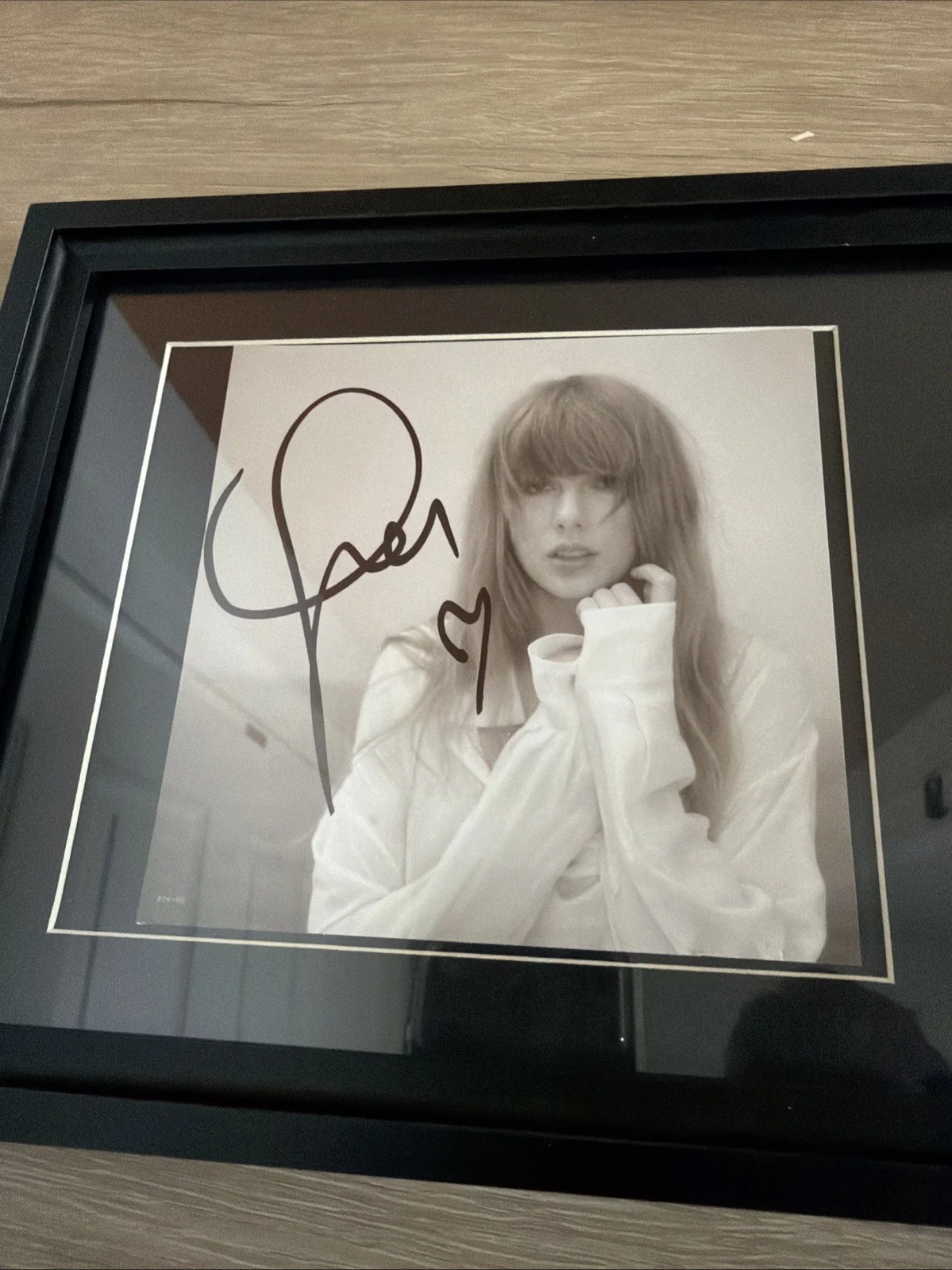 TAYLOR SWIFT CD TORTURED POET DEPARTMENT WITH HEART SIGNED PHOTO FRAMED, image 4