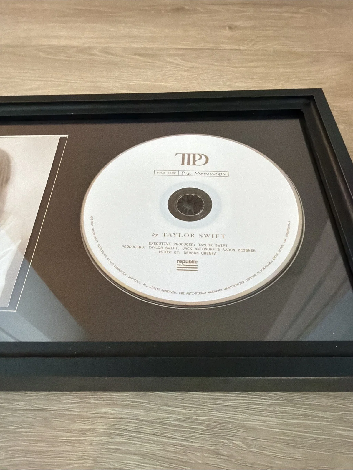 TAYLOR SWIFT CD TORTURED POET DEPARTMENT WITH HEART SIGNED PHOTO FRAMED, image 5