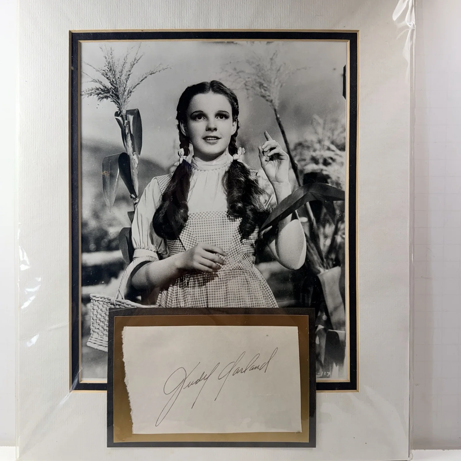 Judy Garland — Judy Garland Autograph / matted w/ Black & Gold w/ ‘ Heroes and Legends ‘ COA