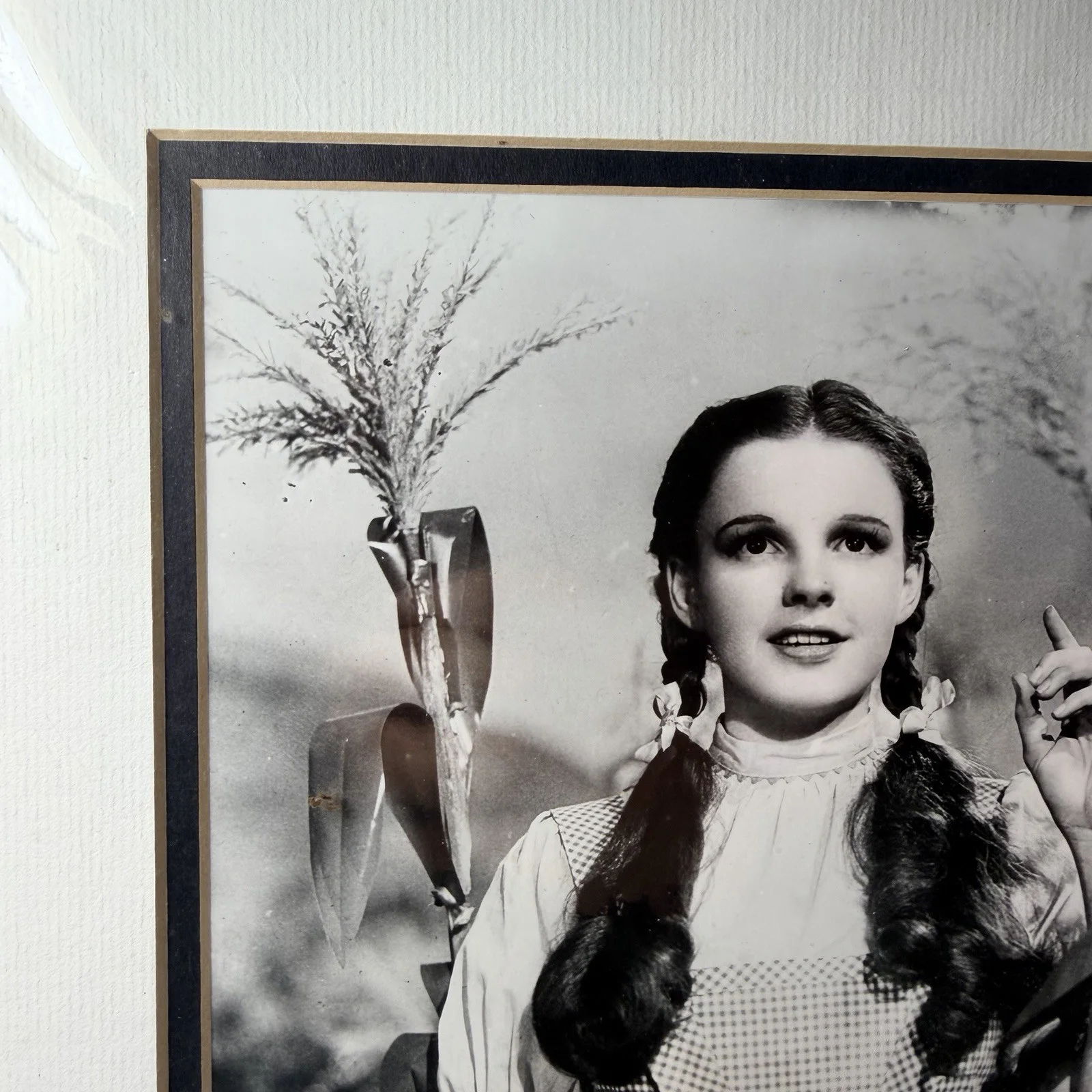 Judy Garland — Judy Garland Autograph / matted w/ Black & Gold w/ ‘ Heroes and Legends ‘ COA, image 2