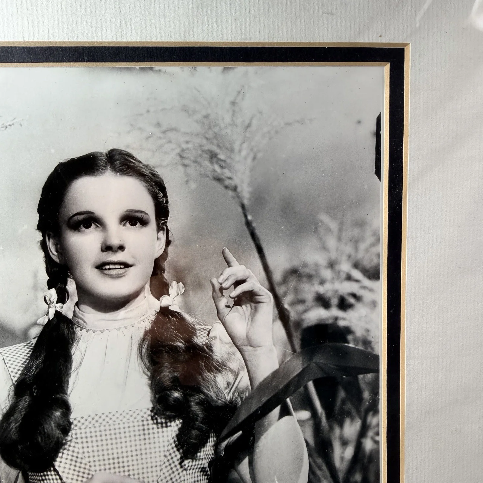Judy Garland — Judy Garland Autograph / matted w/ Black & Gold w/ ‘ Heroes and Legends ‘ COA, image 3
