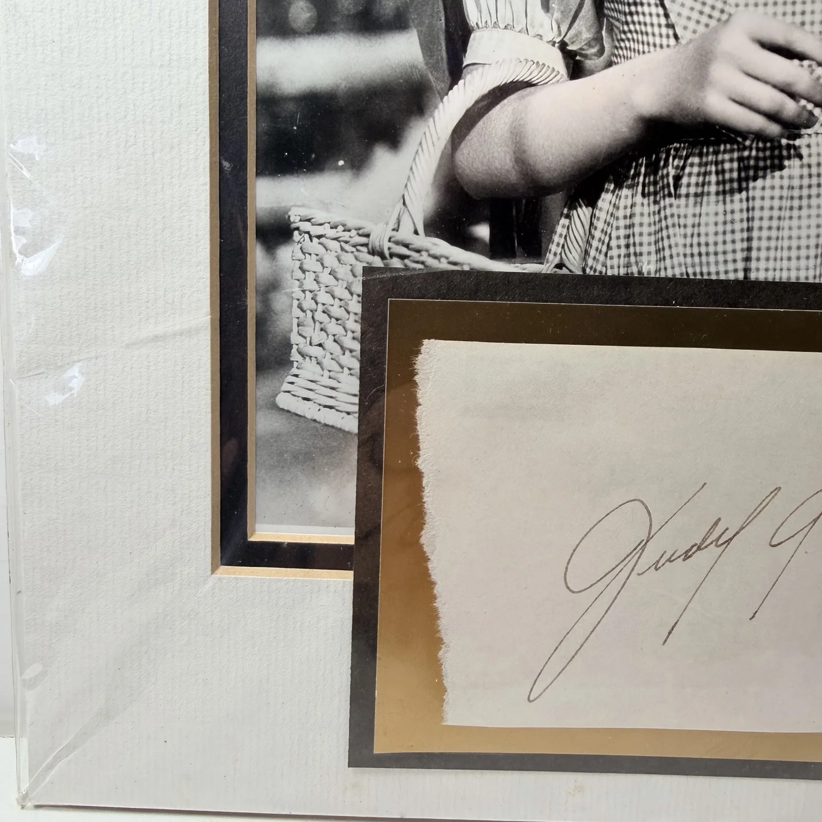Judy Garland — Judy Garland Autograph / matted w/ Black & Gold w/ ‘ Heroes and Legends ‘ COA, image 4