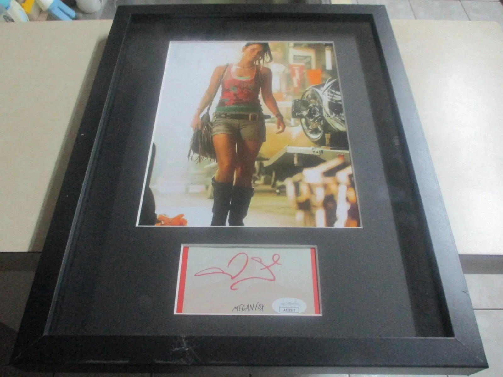 MEGAN FOX — MEGAN FOX AUTHENTIC SIGNED/AUTOGRAPHED 11X14 MATTE CUT FRAMED JSA CERTIFIED, image 3