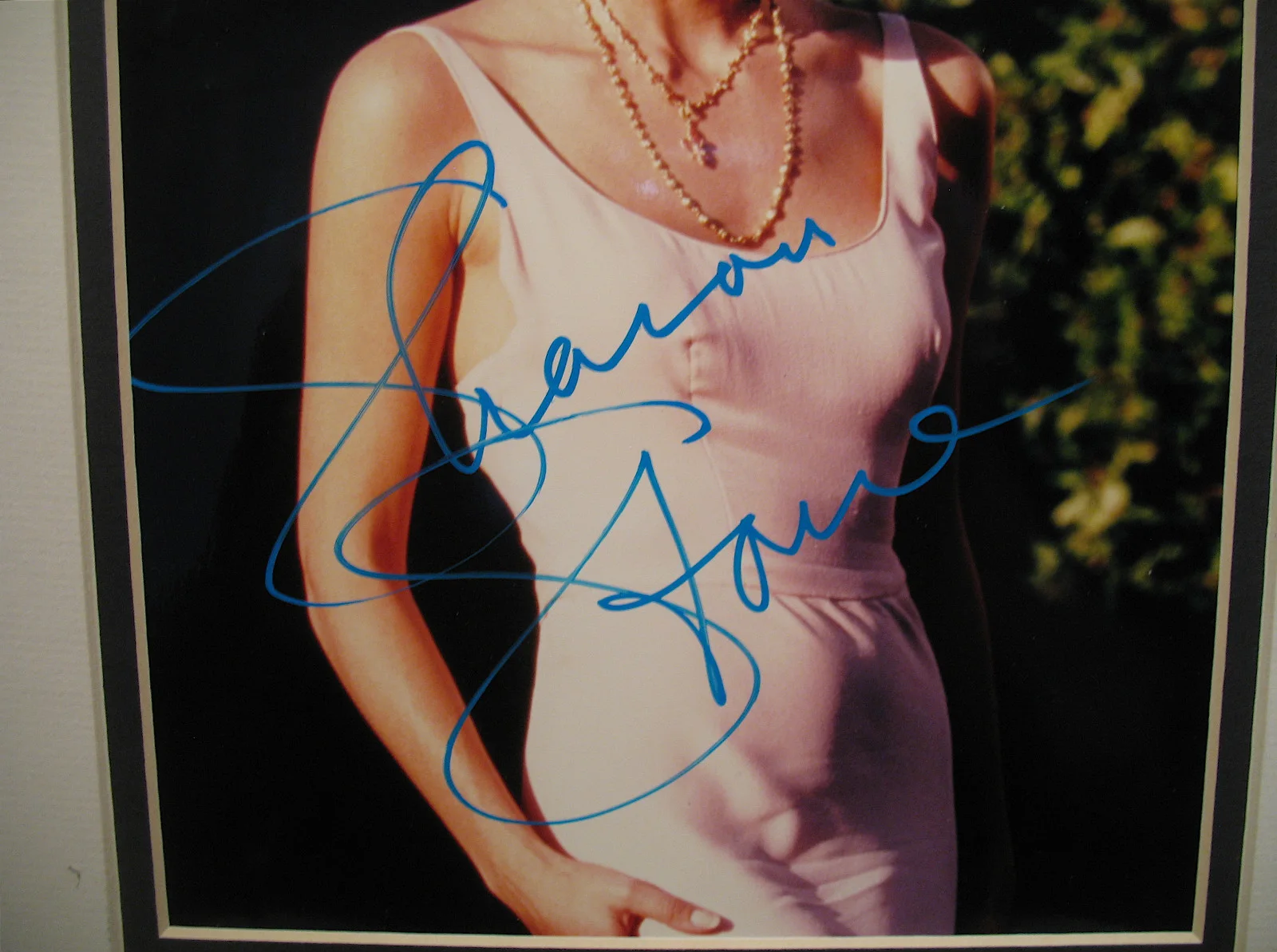 SHARON STONE-Autographed 8x10 Photograph In A Double Matted Display-Sex Kitten, изображение 2