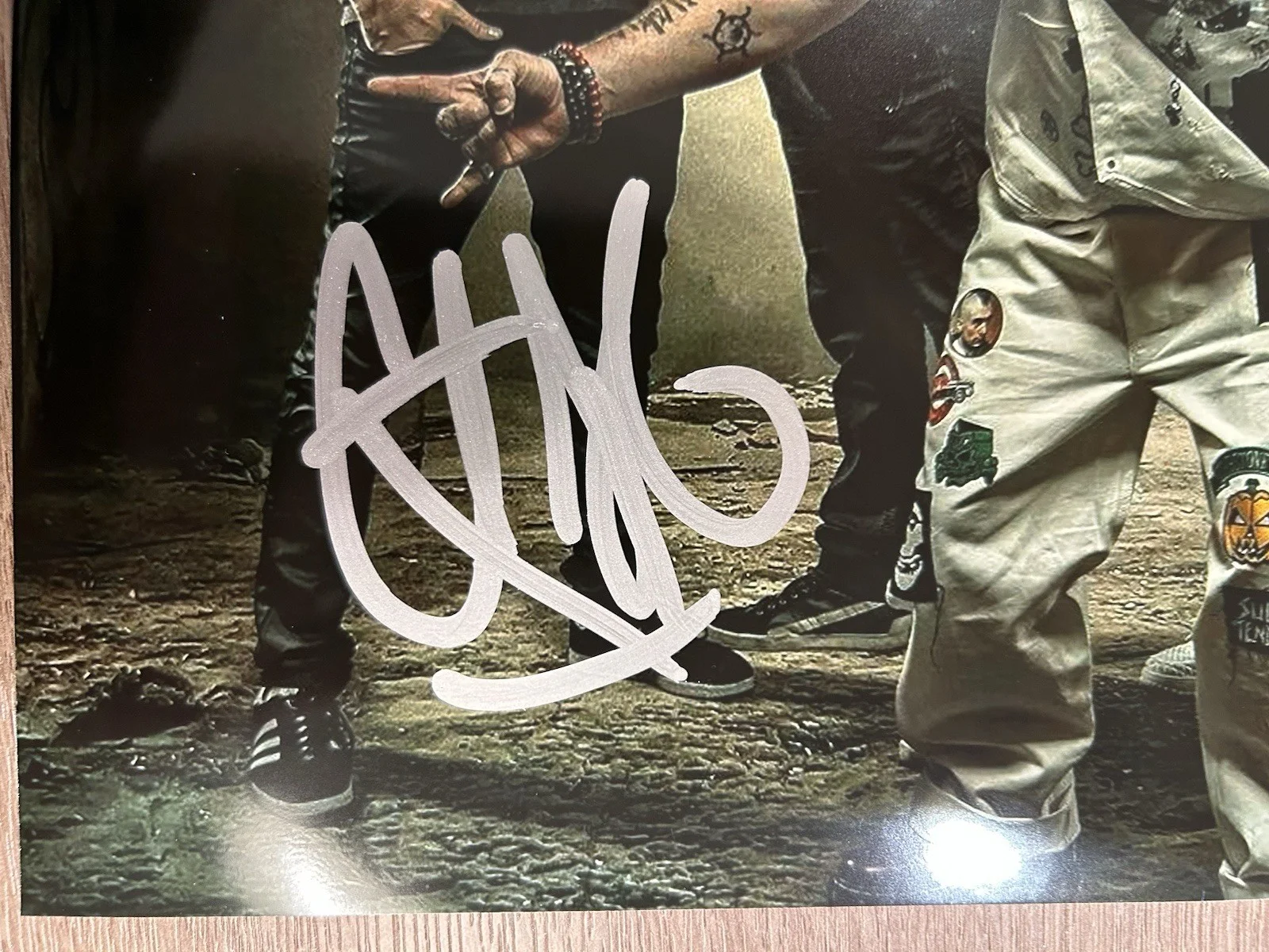 Chris Kael Five Finger Death Punch Bassist Autograph 8x10 Signed (proof photo), изображение 2