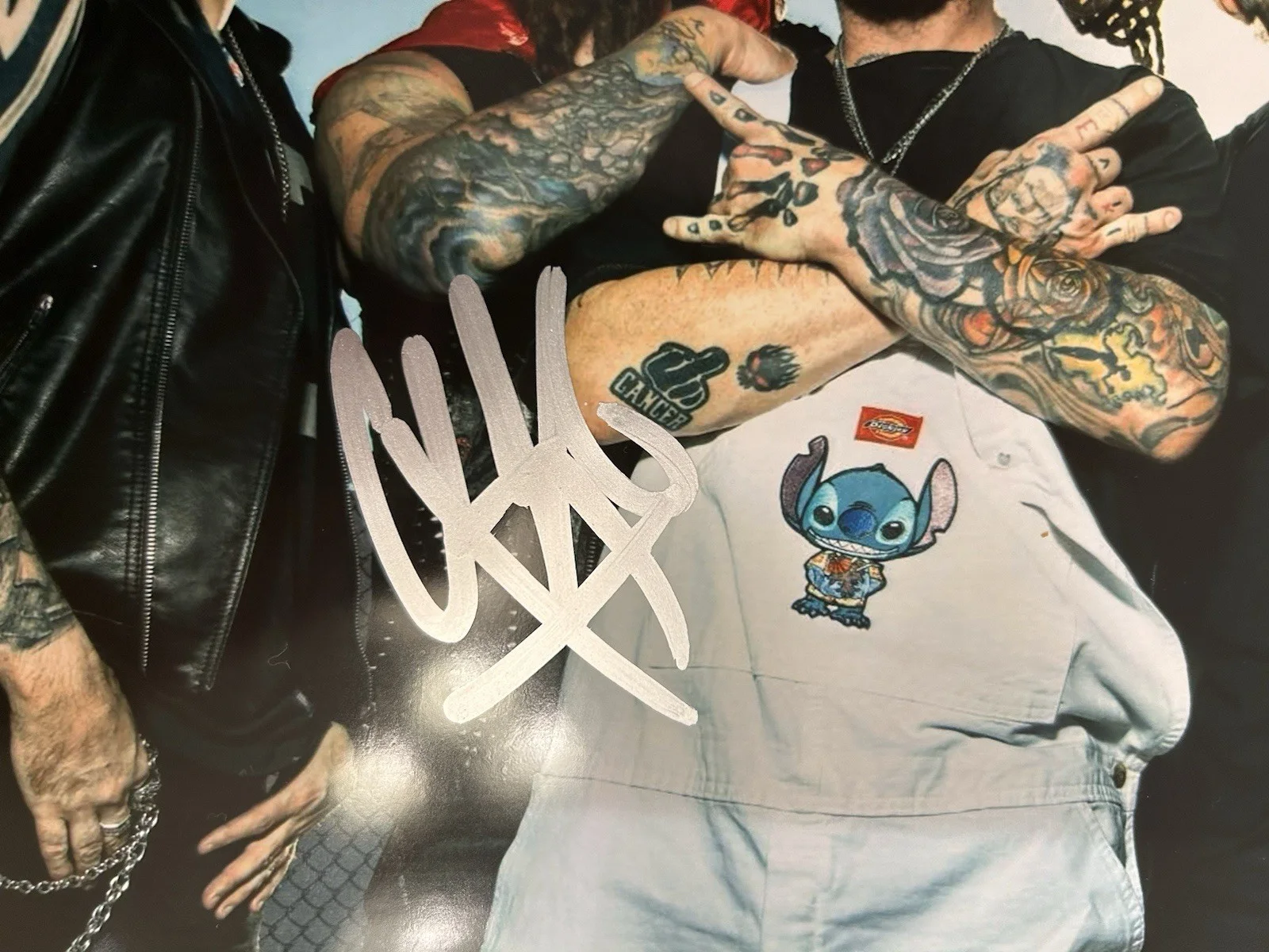 CHRIS KAEL SIGNED 8x10 PHOTO BASS 5FDP FIVE FINGER DEATH PUNCH (Proof Pic), изображение 2