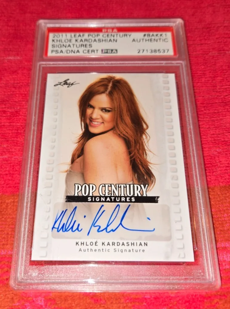 KHLOE KARDASHIAN — 2011 LEAF POP CENTURY AUTO CARD OF KHLOE KARDASHIAN PSA / DNA SLABBED AUTHENTIC
