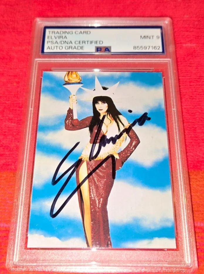 ELVIRA MISTRESS OF THE DARK — ELVIRA MISTRESS OF THE DARK AUTOGRAPHED CARD PSA / DNA AUTO GRADED PSA 9 MINT