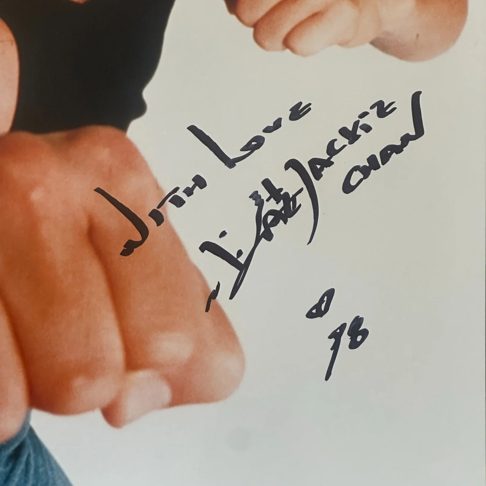 JACKIE CHAN — JACKIE CHAN Signed 16x20 PHOTO Beckett Authenticated BAS w/ INSCRIPTION, изображение 2