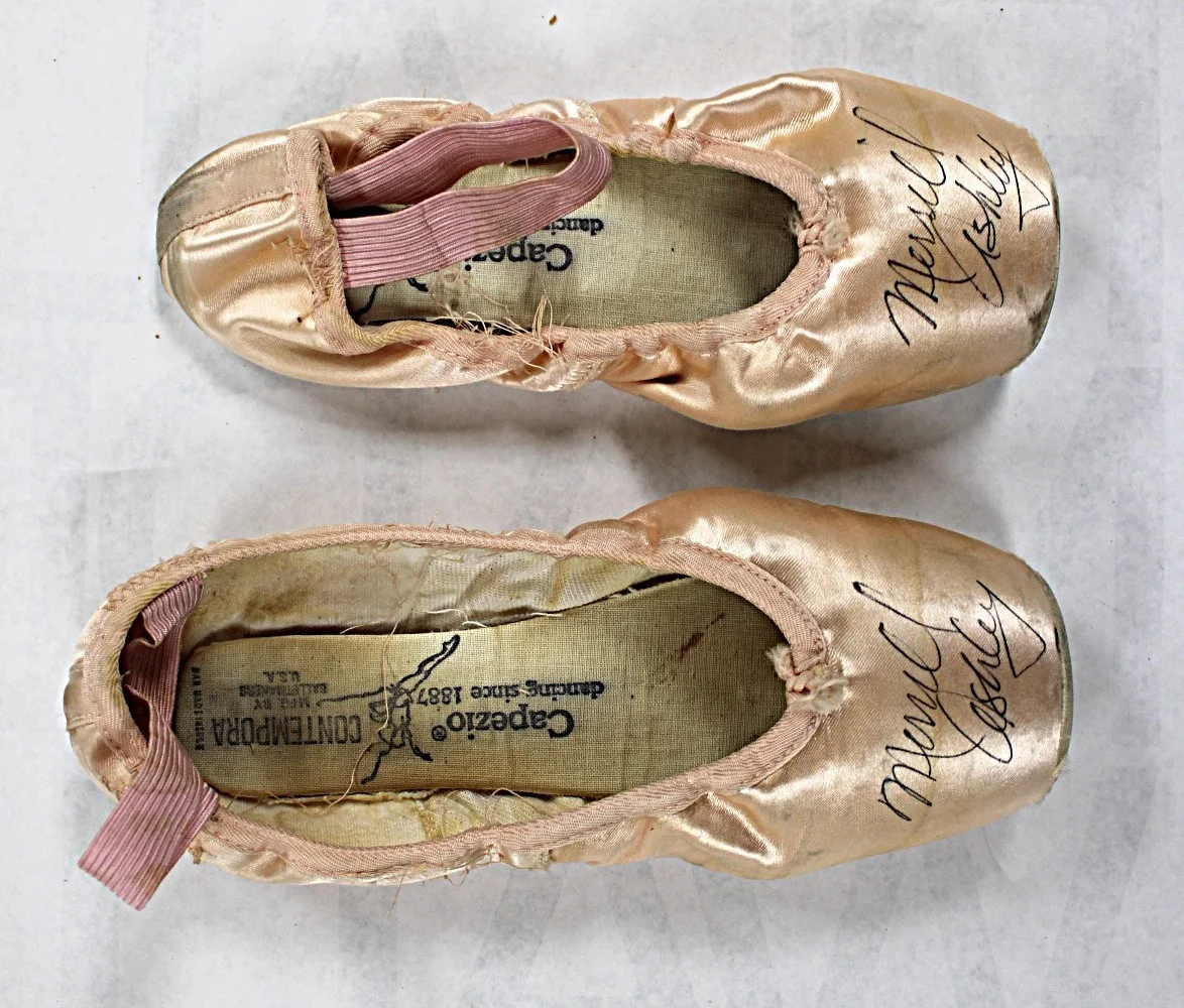 MERRILL ASHLEY New York City Ballet Principal Dancer Autographed Pointe Shoes, image 3